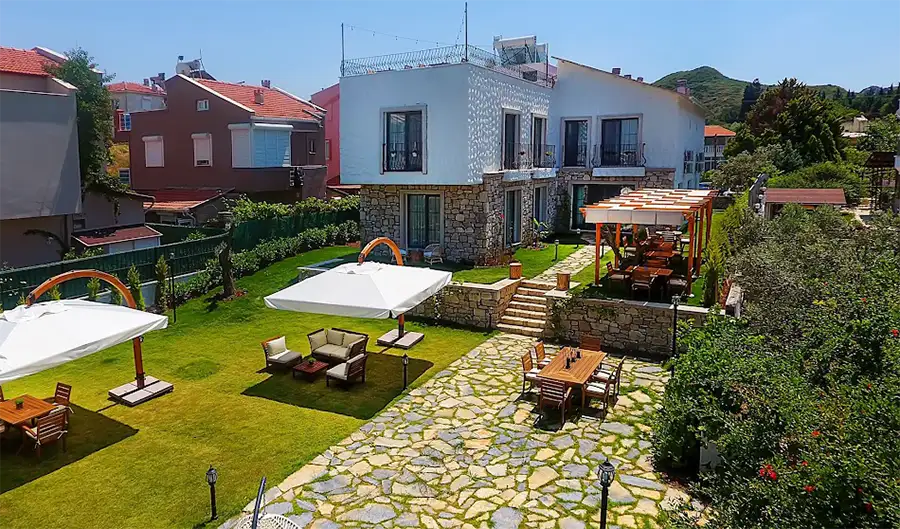 Huzurla Otel Bahçesi Peyzaj Düzenleme